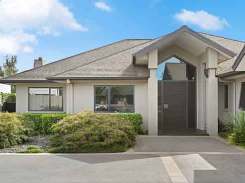 14 Winslow Court, Huntington