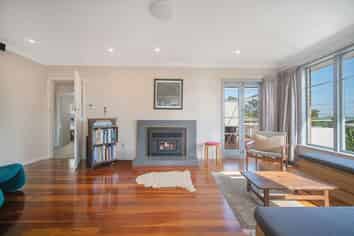 60 Derwent Crescent, Titirangi