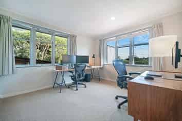 60 Derwent Crescent, Titirangi