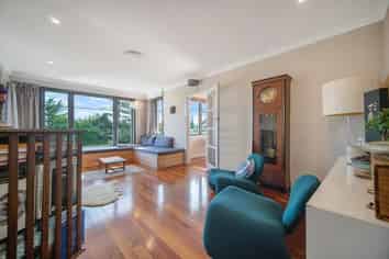 60 Derwent Crescent, Titirangi