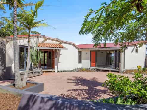 90 Cedar Terrace, Stanmore Bay