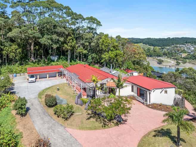 90 Cedar Terrace, Stanmore Bay
