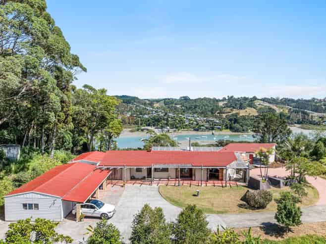 90 Cedar Terrace, Stanmore Bay