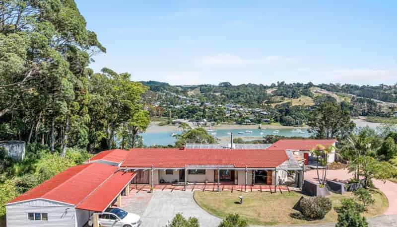 90 Cedar Terrace, Stanmore Bay