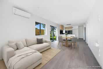 17D Martin Place, Kelston