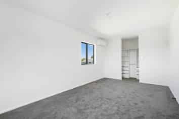 17D Martin Place, Kelston