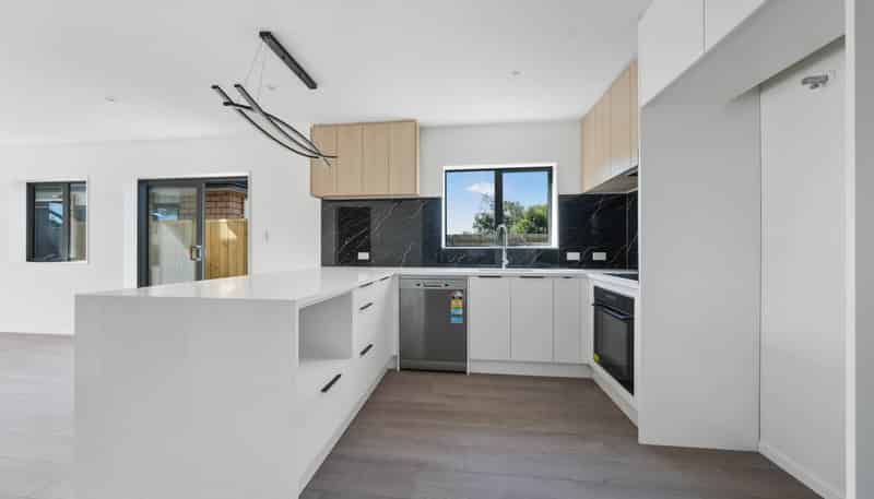 17D Martin Place, Kelston
