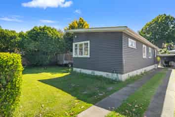 86 Anzac Parade, Whanganui East