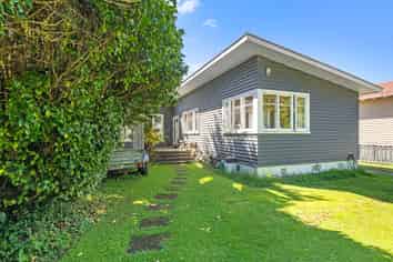 86 Anzac Parade, Whanganui East