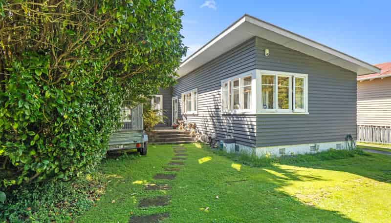 86 Anzac Parade, Whanganui East