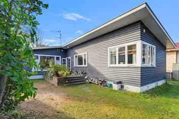 86 Anzac Parade, Whanganui East