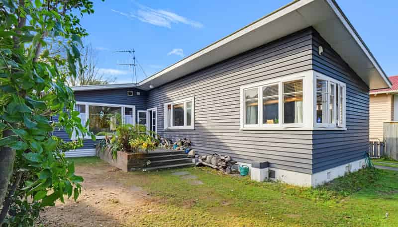86 Anzac Parade, Whanganui East
