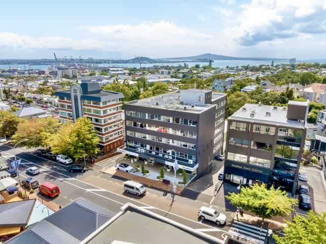 Prominent full-floor Parnell office