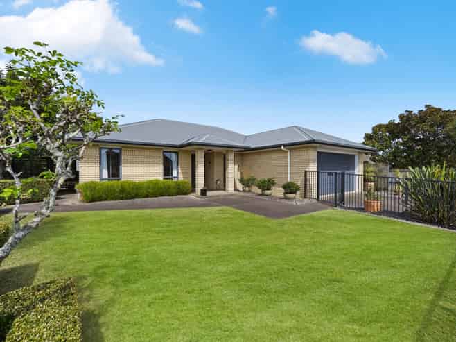 27 Saint James Drive, Huntington