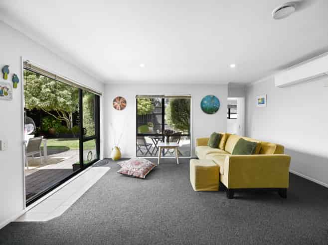 27 Saint James Drive, Huntington