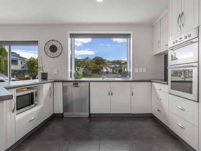 9 Ayr Place, Papakowhai