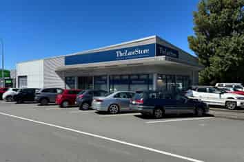 On Main Road with Plenty of Parking