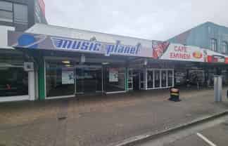 BROADWAY RETAIL - GREAT VALUE