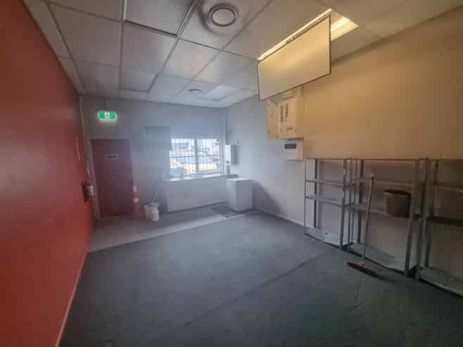 BROADWAY RETAIL - GREAT VALUE