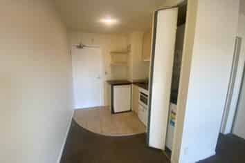 5p/10 Crown Lynn Place, New Lynn