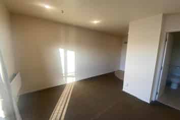 5p/10 Crown Lynn Place, New Lynn