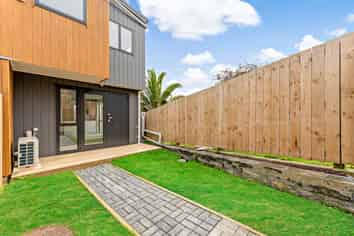 2/300 Great North Road, Henderson