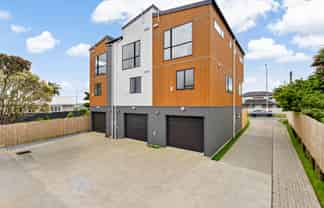 2/300 Great North Road, Henderson