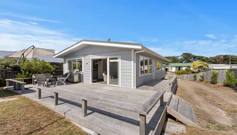 16 Karaka Street, Otaki Beach