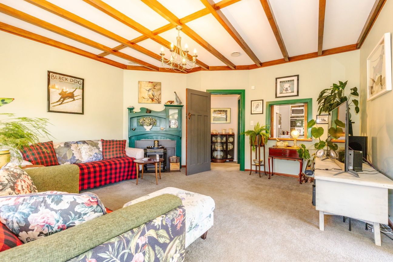 Character bungalow in prime location walk to town - Mehr