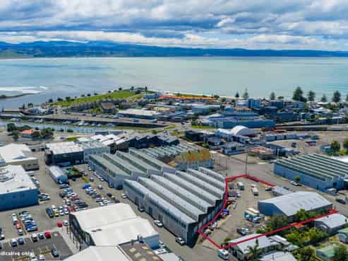 Ahuriri industrial: warehouse and substantial yard