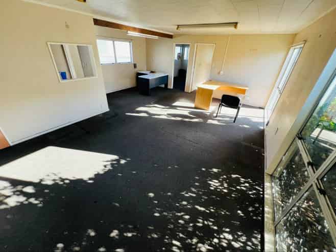 Ahuriri industrial: warehouse and substantial yard