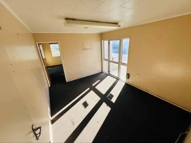 Ahuriri industrial: warehouse and substantial yard