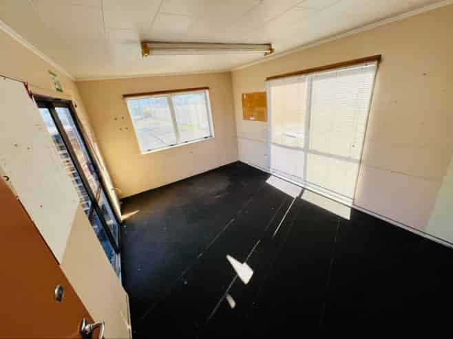 Ahuriri industrial: warehouse and substantial yard