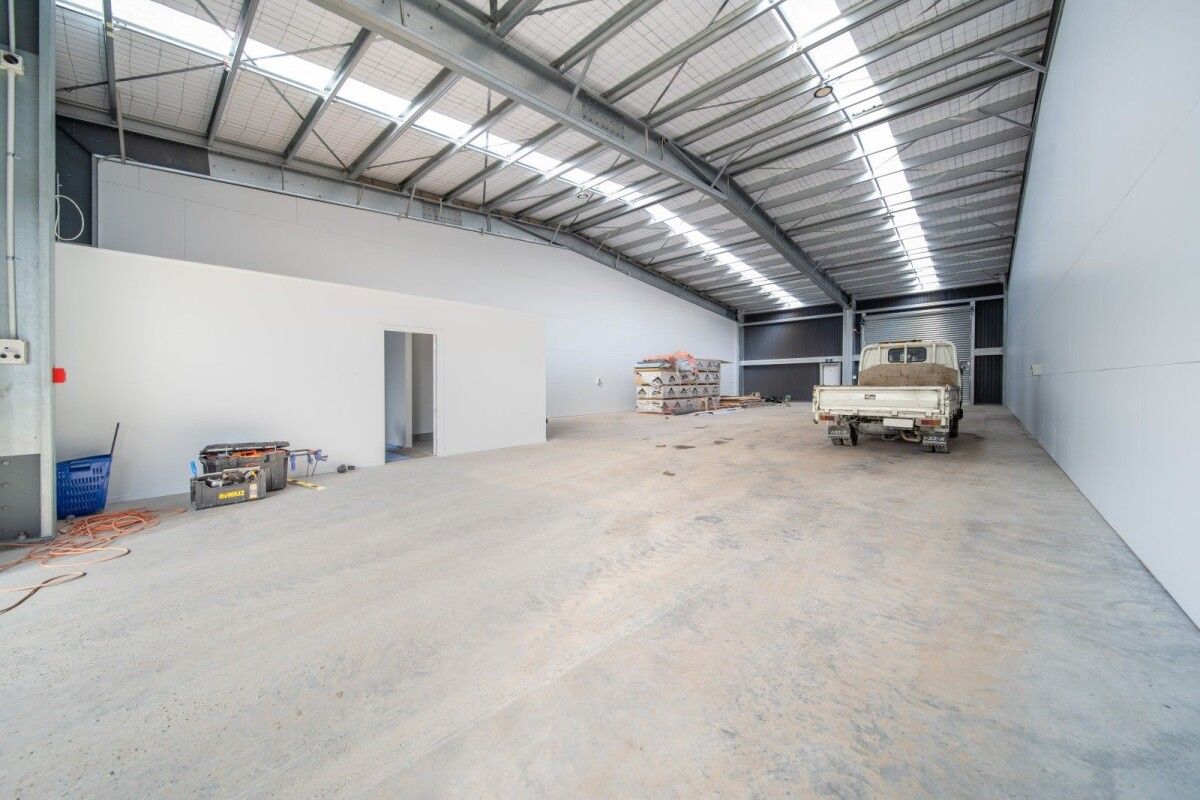 Modern Functional Space: Warehouse & Office - Widok 3