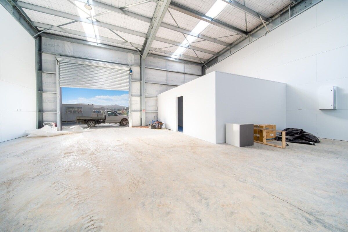 Modern Functional Space: Warehouse & Office - Widok 4