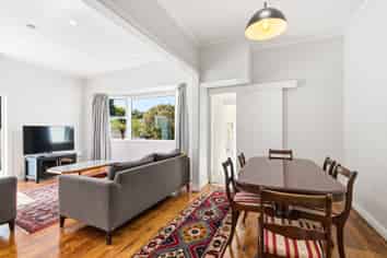 15 Romney Square, Tawa