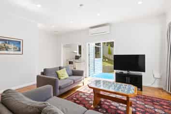 15 Romney Square, Tawa