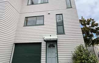 17/1 Briar Way , New Lynn