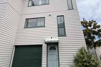 17/1 Briar Way , New Lynn