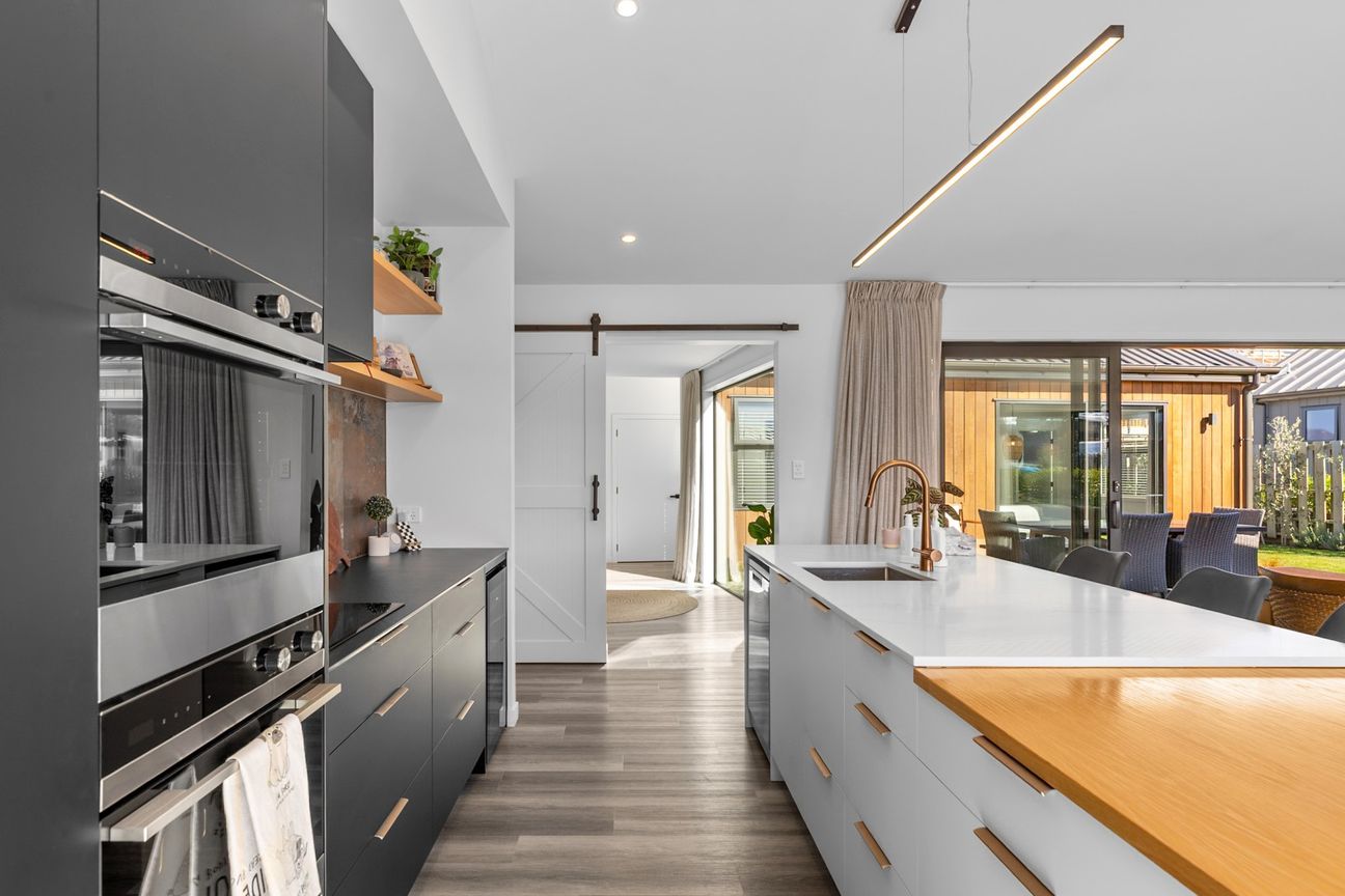 Modern family living with stunning mountain views - Mehr