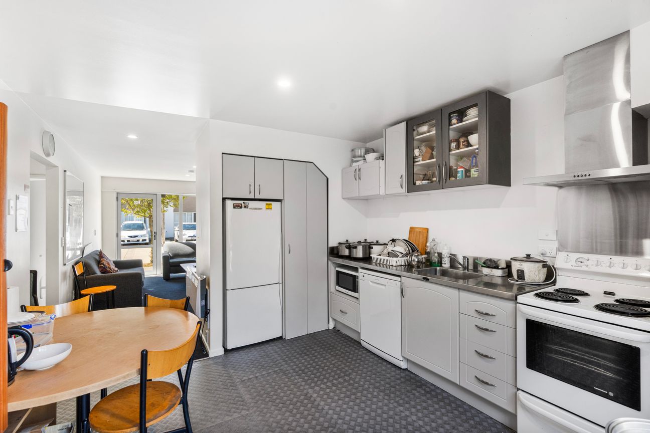 6 Bedrooms. Solid Construction. Smart Investment. - Bild 3