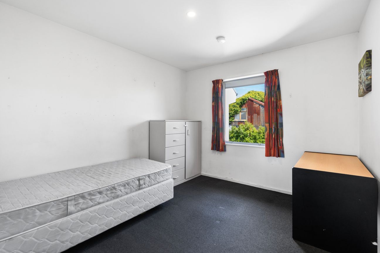 6 Bedrooms. Solid Construction. Smart Investment. - Bild 6
