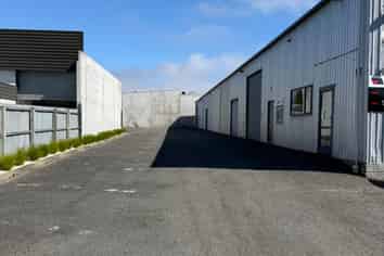 Large Sydenham warehouse + yard 