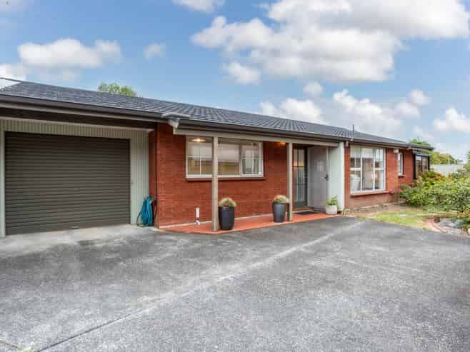 2/33 Akoranga Drive, Northcote