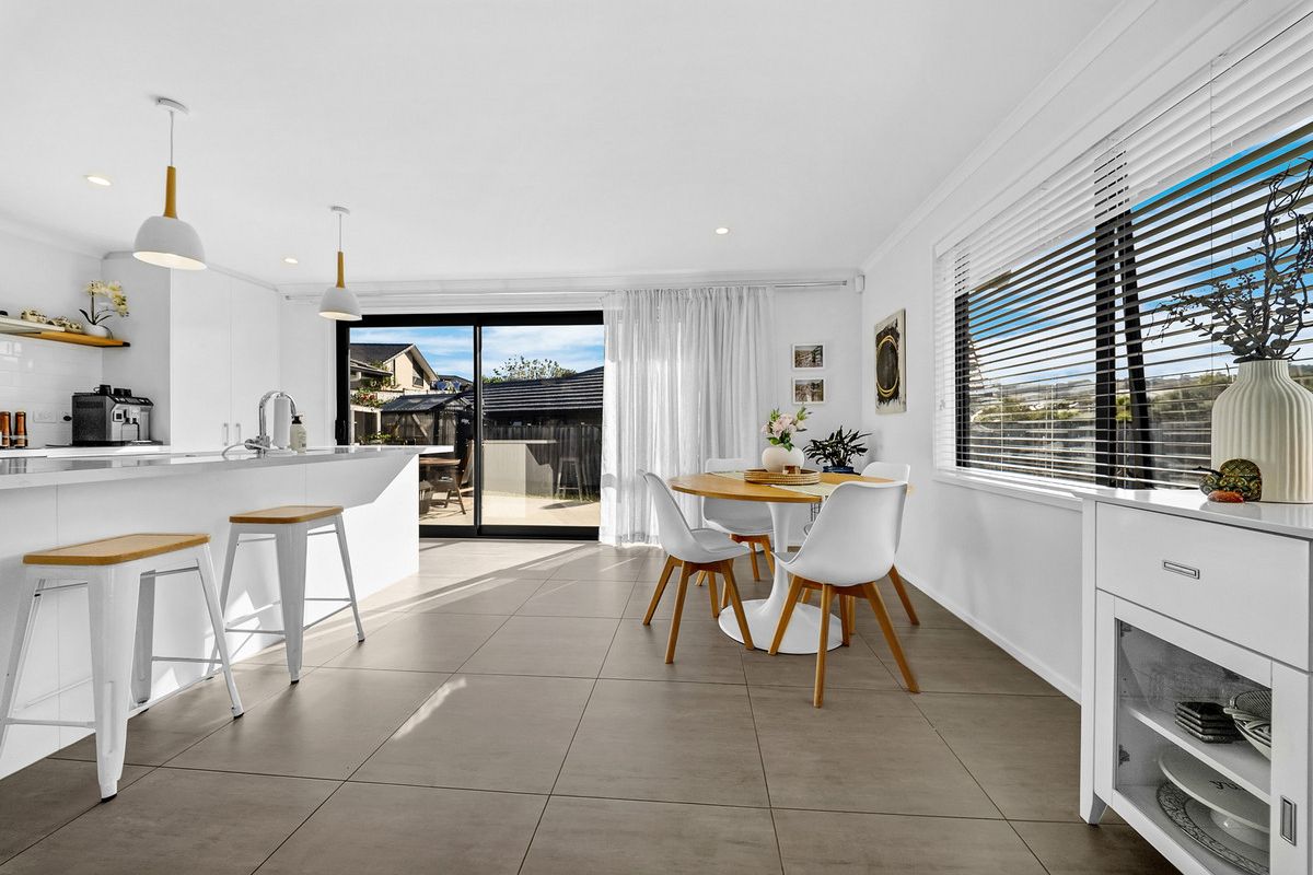 Sun-Filled Living, Elevated Outlook - Meer