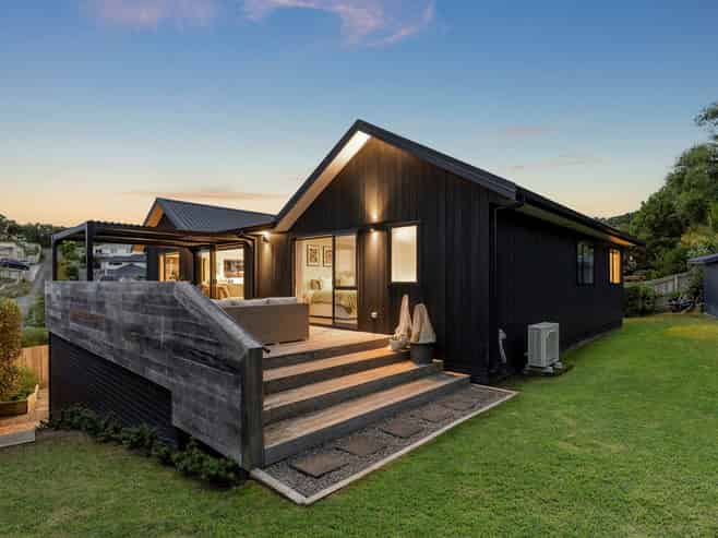 13 Weka Close, Red Beach