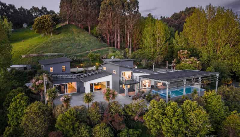 671 No 3 Line, Okoia