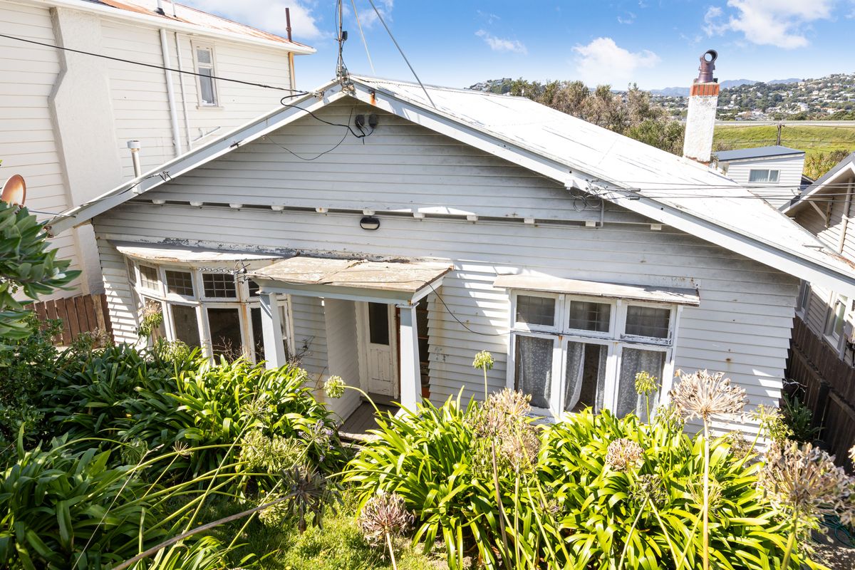 1930s Home & Income with Exceptional Potential – pohled 2