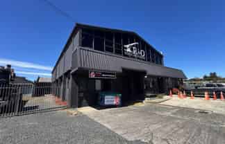 ROAD FRONT INDUSTRIAL / SHOWROOM SPACE
