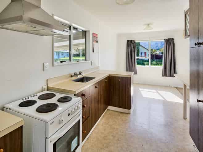 1 Weymouth Grove, Wainuiomata